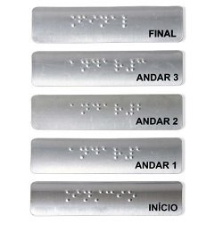 Placar em braille que vai instalada no corrimão para identificação dos andares.